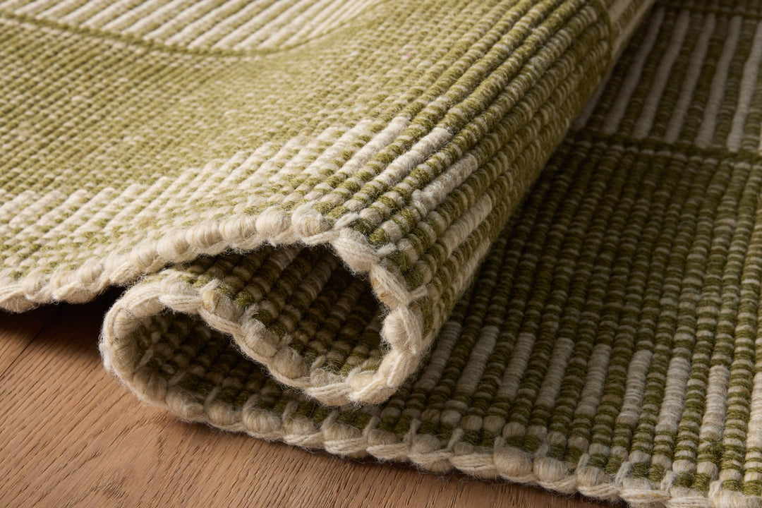 Détail des rayures et du tissage du tapis Sigrid vert et ivoire