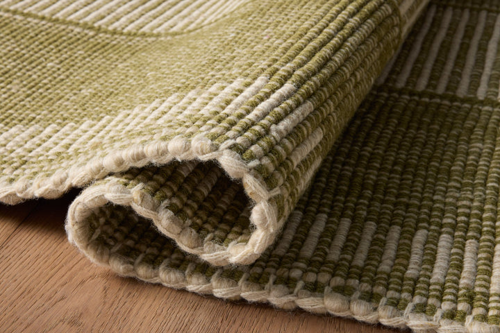 Détail des rayures et du tissage du tapis Sigrid vert et ivoire