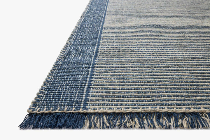 Tapis Sigrid indigo et ivoire Loloi, vue rapprochée