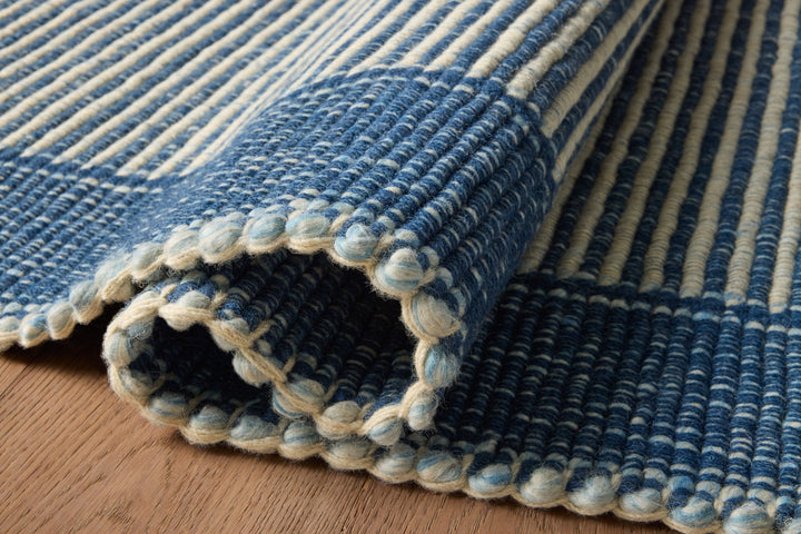 Détail des rayures et du tissage du tapis Sigrid indigo et ivoire