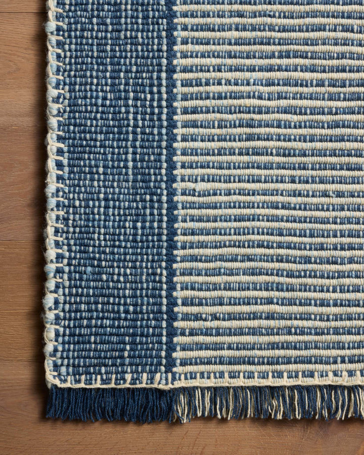 Détail de la texture et des franges du tapis Sigrid indigo et ivoire