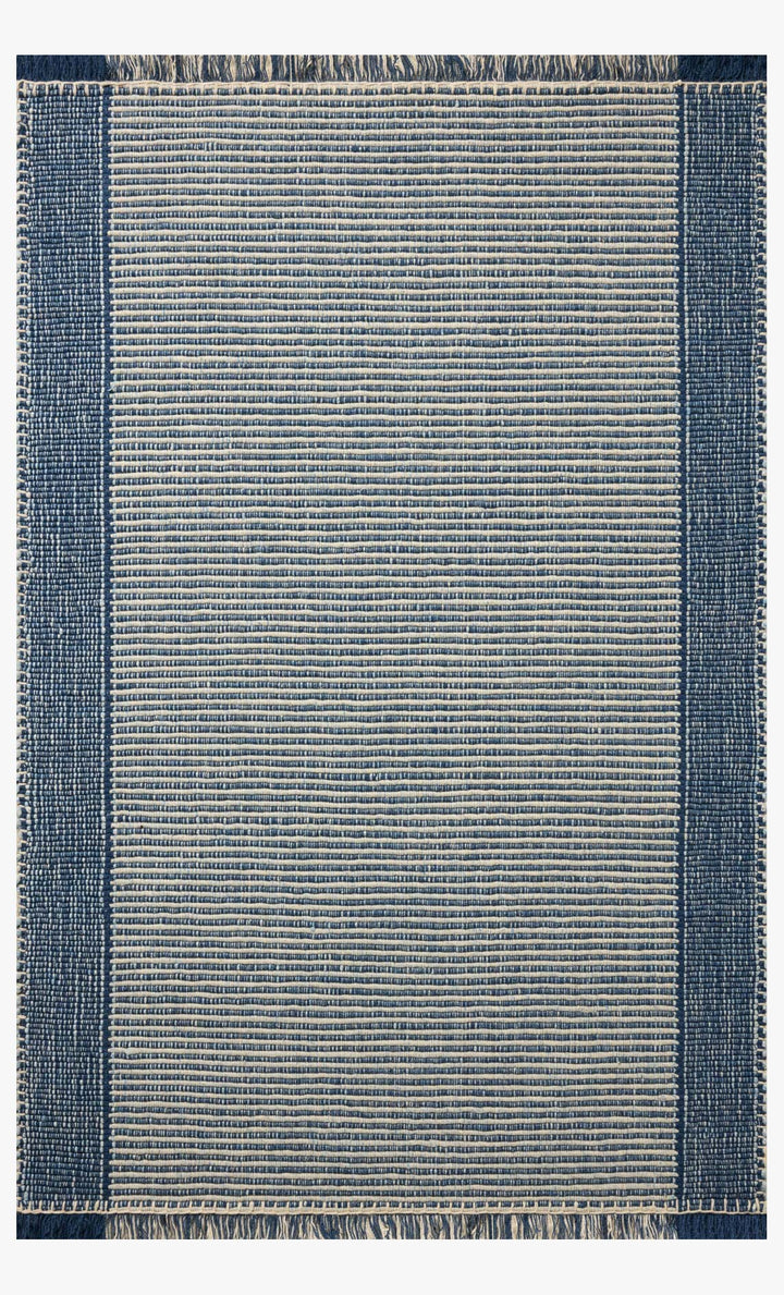 Tapis Sigrid indigo et ivoire tissé à la main par Loloi