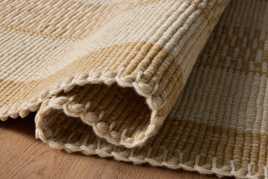 Détail des rayures et du tissage du tapis Sigrid jaune et ivoire